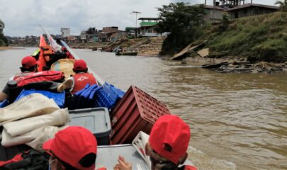 Boat carrying MSF staff and supplies